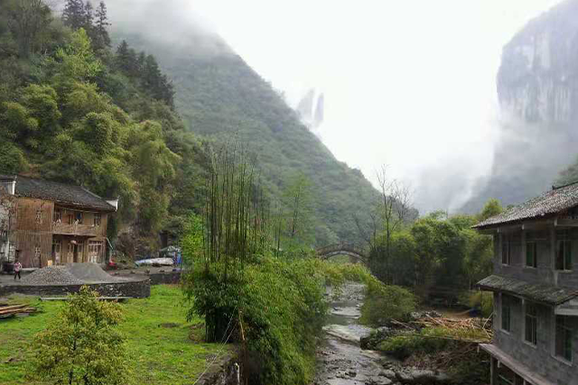 雨中美丽的峡谷—德夯